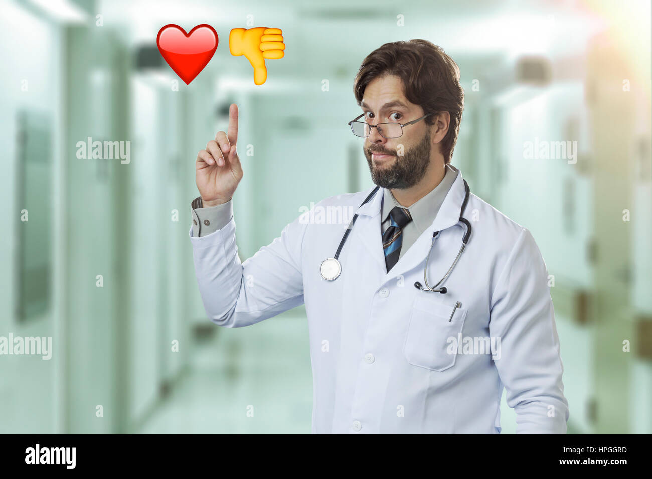 Männlichen Arzt in einem Krankenhaus auf einige Emojis. Stockfoto