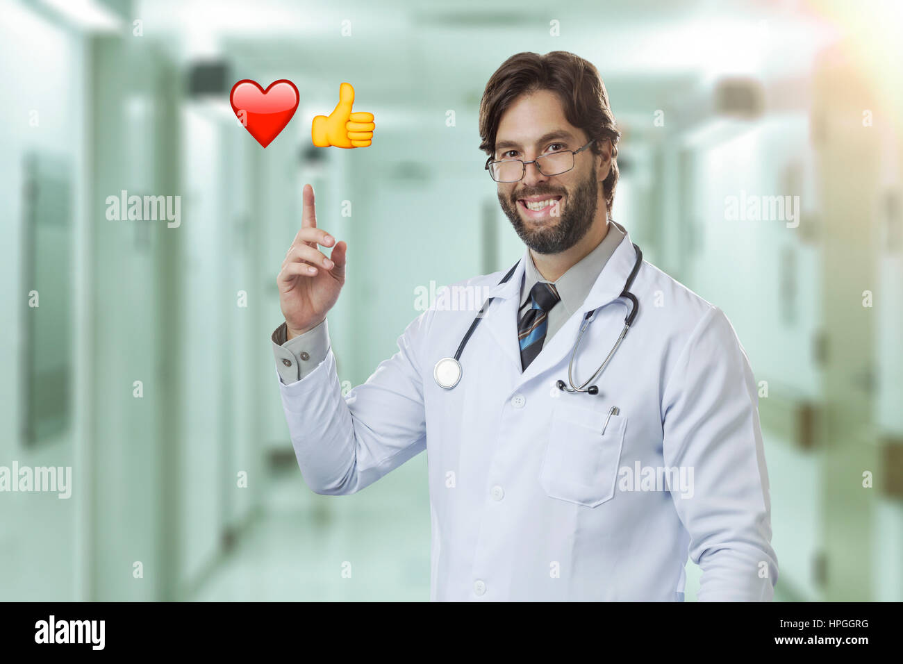 Männlichen Arzt in einem Krankenhaus auf einige Emojis. Stockfoto