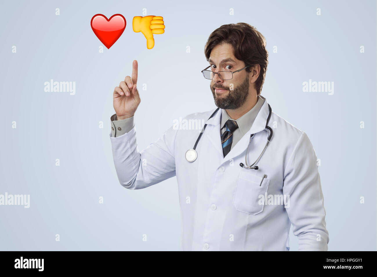 Männlichen Arzt auf einem grauen Hintergrund deuten einige Emojis. Stockfoto