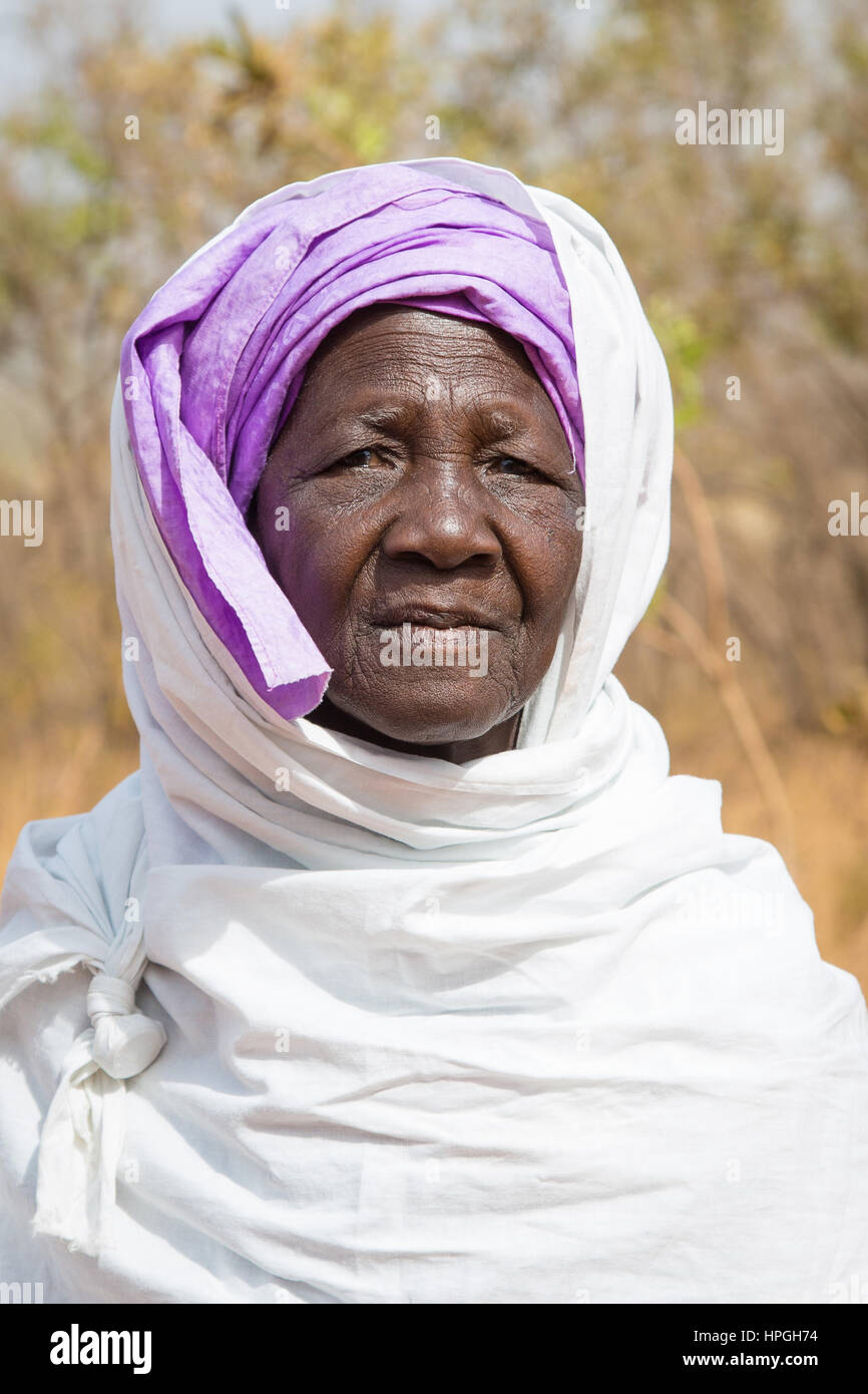 Ältere Frau in der Nähe von Tilla Dorf in dem Austrocknen, Norden Senegals Stockfoto