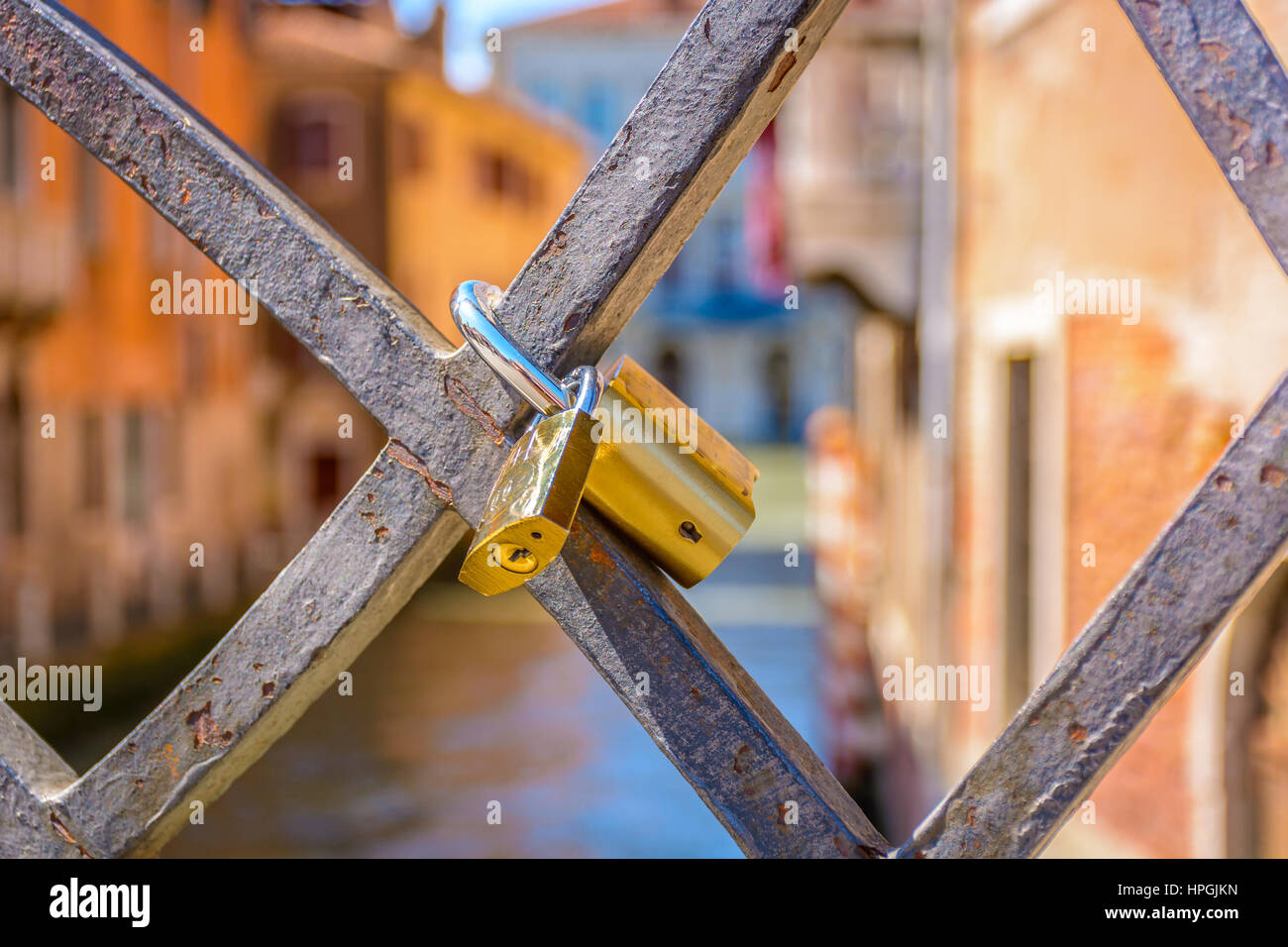 Vorhängeschloss - Symbol der ewigen Liebe in der Stadt Venedig, Italien. Stockfoto