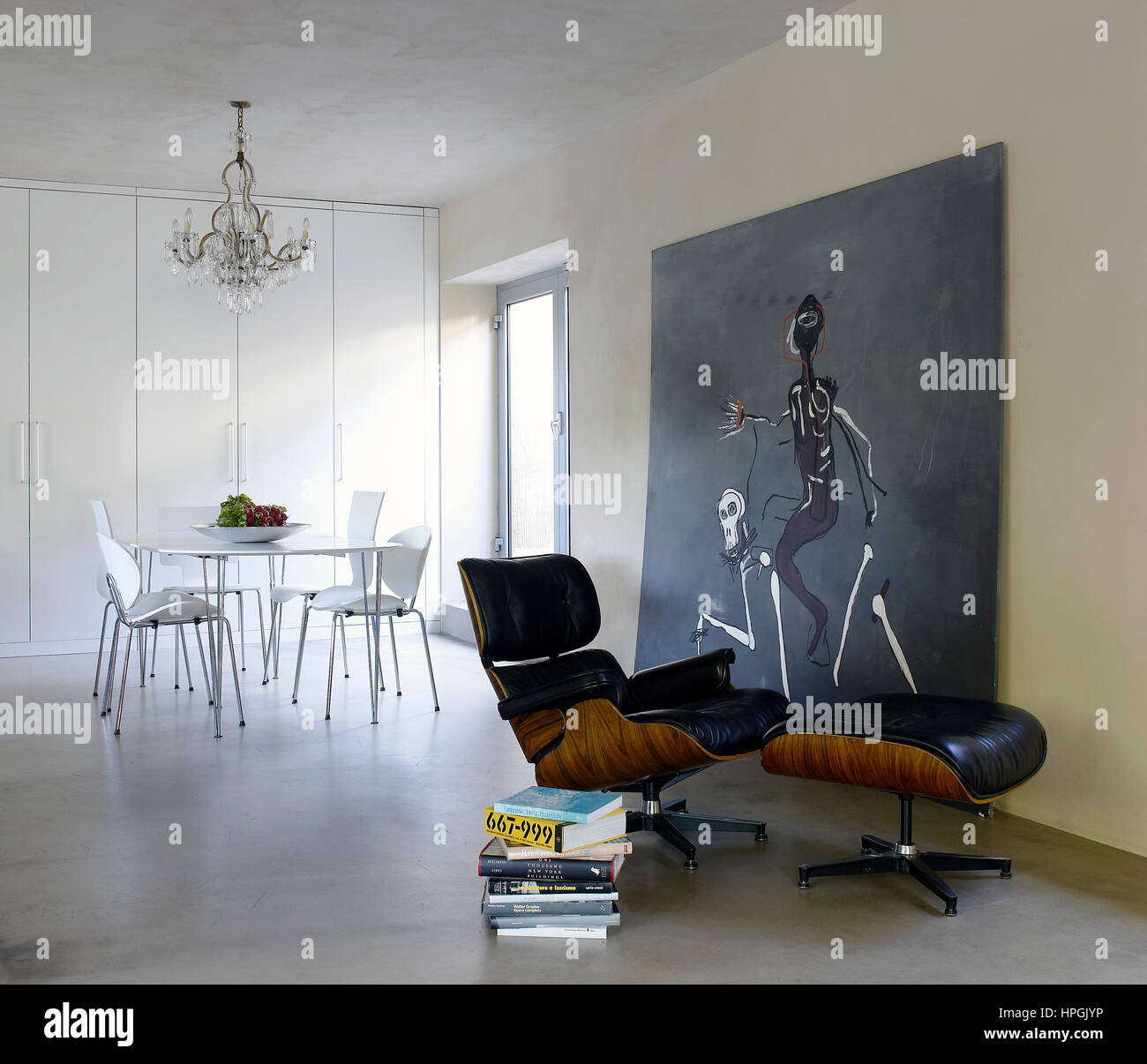 Interieur eines modernen Hauses in Mailand, Italien mit einem Lounge-Stuhl, entworfen von C. Eames Stockfoto