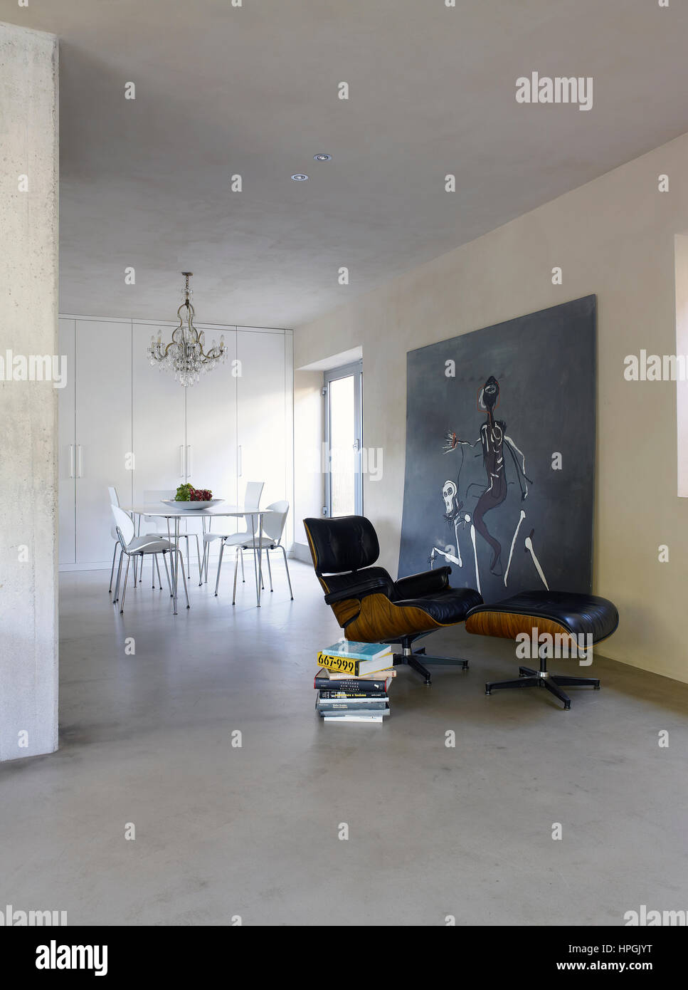 Interieur eines modernen Hauses in Mailand, Italien mit einem Lounge-Stuhl, entworfen von C. Eames Stockfoto