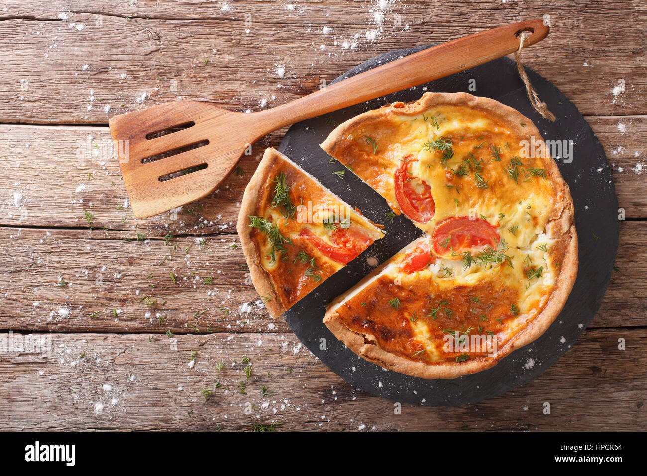 Geschnittenen Torte mit Sahne, Käse, Tomaten und Kräuter Closeup auf dem Tisch. Horizontale Ansicht von oben Stockfoto