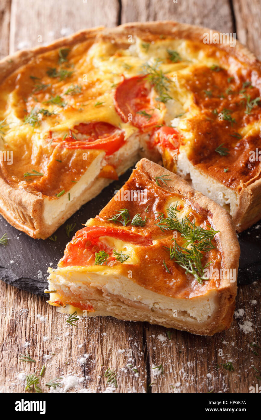 Köstliche geschnittenen Torte mit Feta-Käse, Tomaten und Kräuter-Closeup auf dem Tisch. Vertikal Stockfoto
