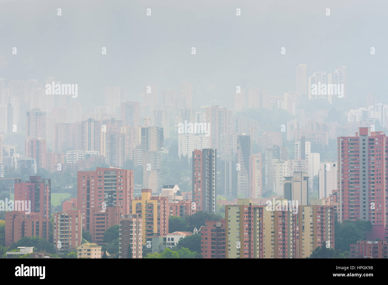 Luxus Apartment Hochhäuser El Poblado Nachbarschaft sind eingetaucht in ein Morgennebel, Rollen auf den Hügeln von Medellín, Kolumbien gesehen. Stockfoto