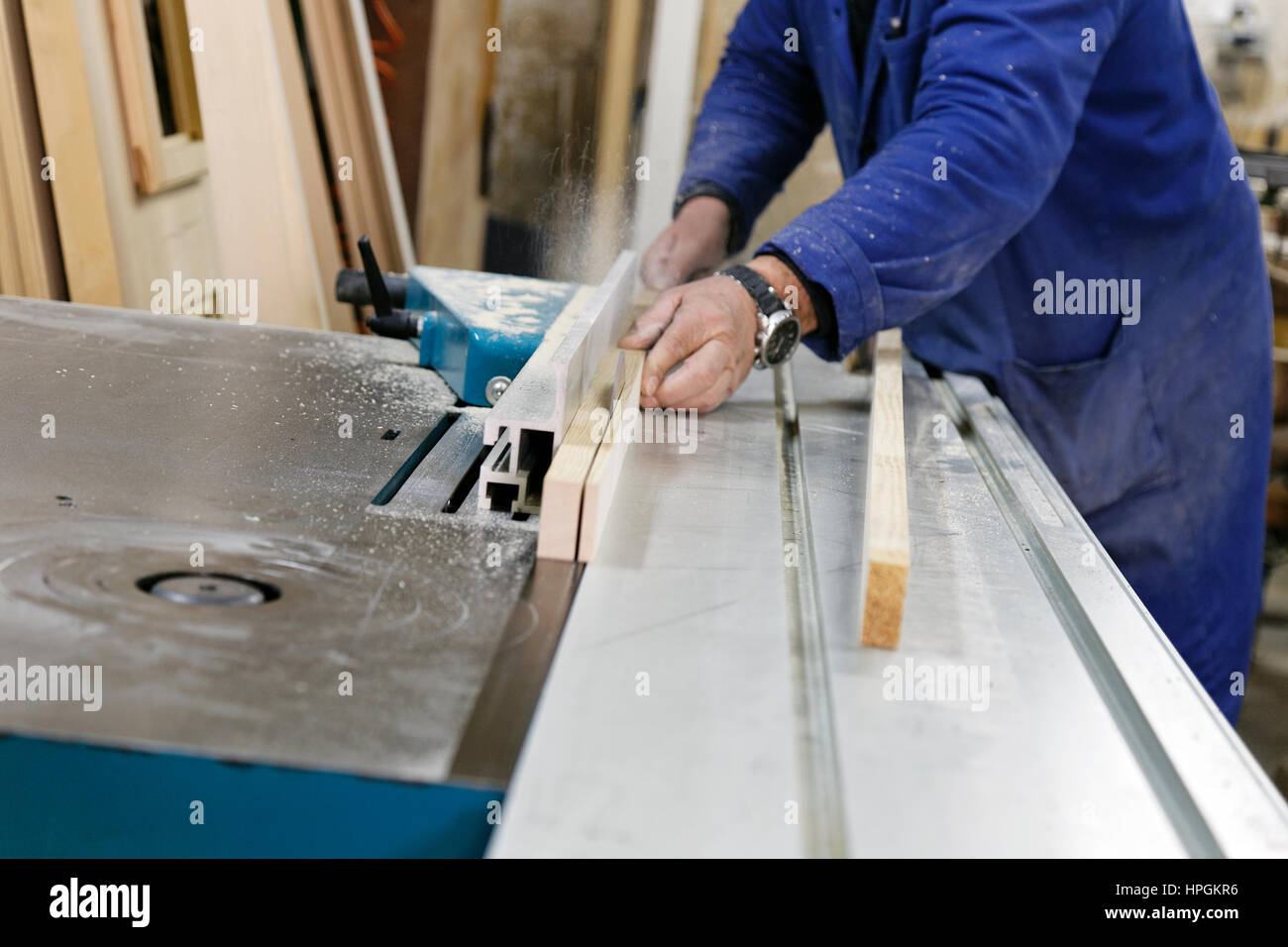 Tischler sägen Holz auf professionelle Kreissäge Stockfoto