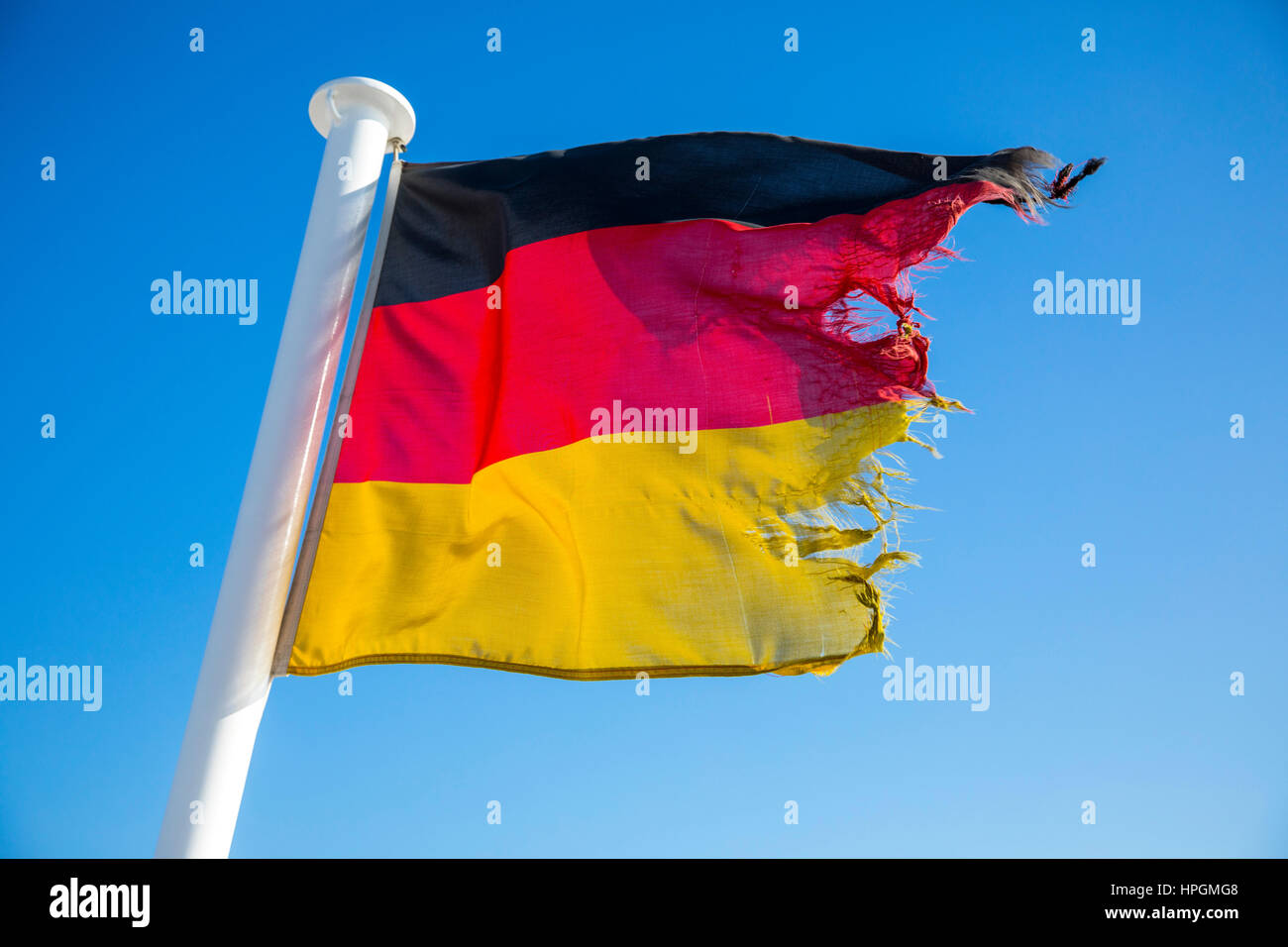 Flagge der Bundesrepublik Deutschland, flattern im Wind, ist abgenutzt, zerrissen, Stockfoto