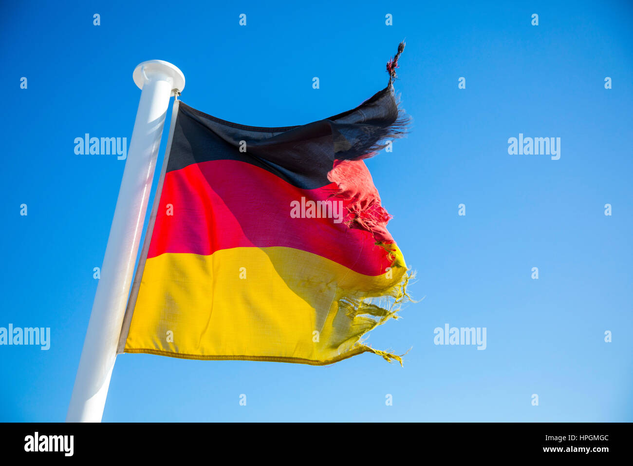 Flagge der Bundesrepublik Deutschland, flattern im Wind, ist abgenutzt, zerrissen, Stockfoto