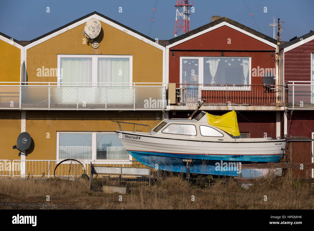 Helgoland, eine deutsche Insel in der Nordsee vor der Küste, Hafen mit ehemaligen Fischer Hütten, Hummer Hütten, genannt Hummerbuden, Motorboot, Stockfoto