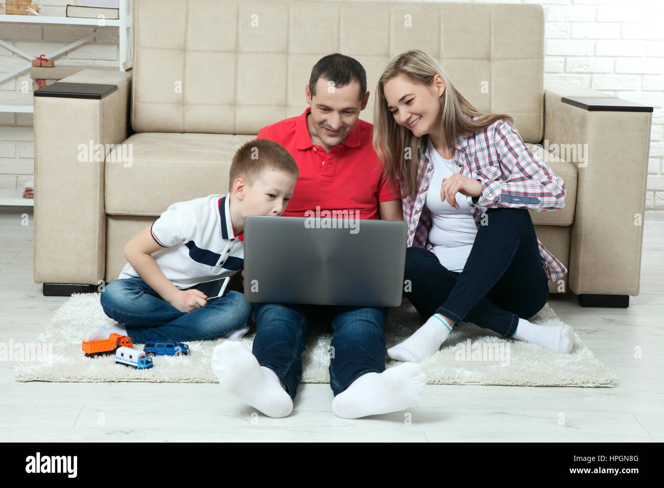 Familie Spaß Chating Internet mit Laptop. Familie Spaß Chating Internet mit Laptop. Drei Menschen kommunizieren über Skype zu Hause in liv Stockfoto