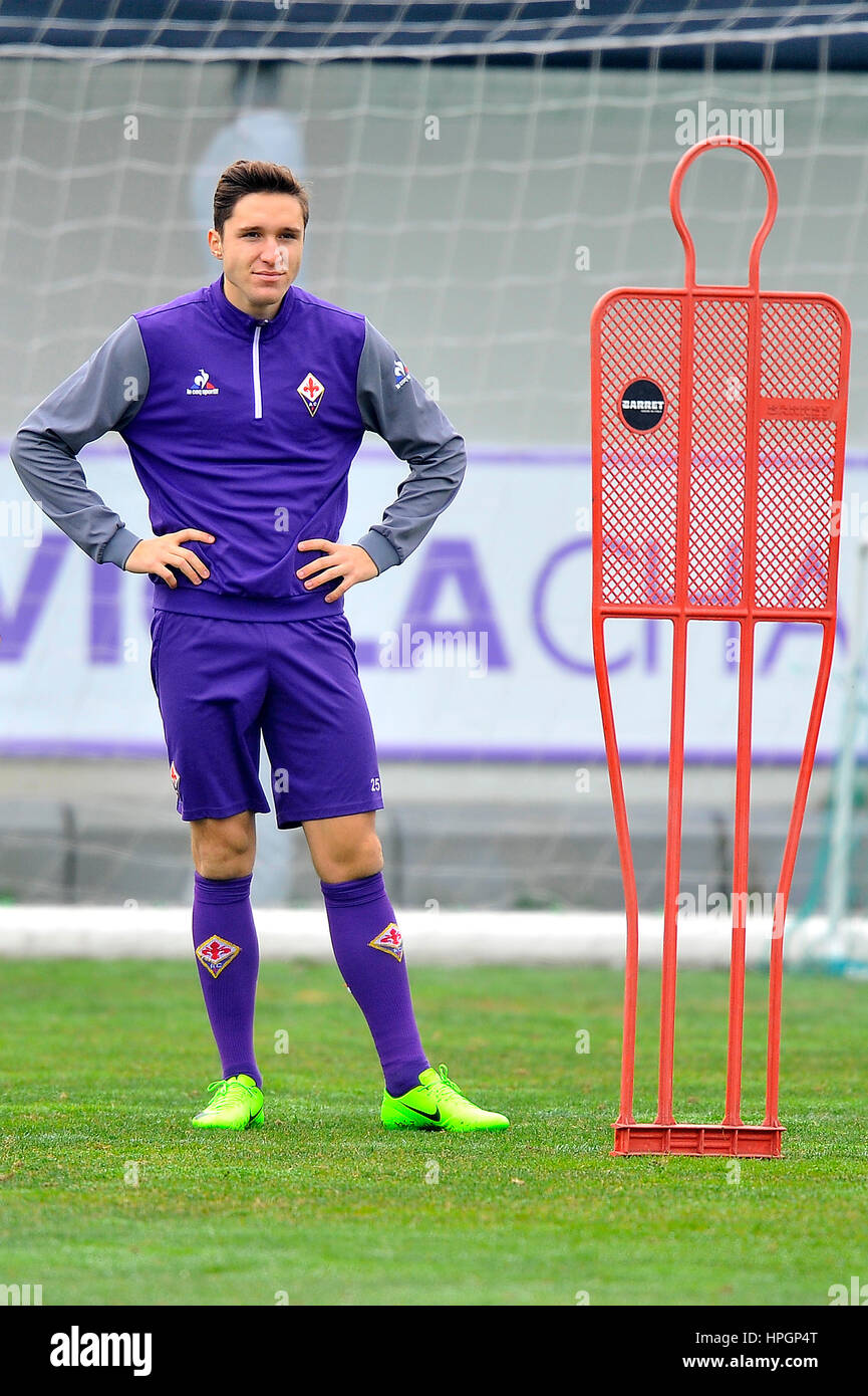 Florenz, Italien. 22. Februar 2017. A.c.f. Fiorentinas Federico Chiesa während der Trainingseinheit in des Teams Sports Centre am Vorabend von der UEFA Europa League Runde der 32 - 2. Etappe-Fußballspiel gegen Borussia Mönchengladbach. Bildnachweis: Giacomo Morini/Pacific Press/Alamy Live-Nachrichten Stockfoto