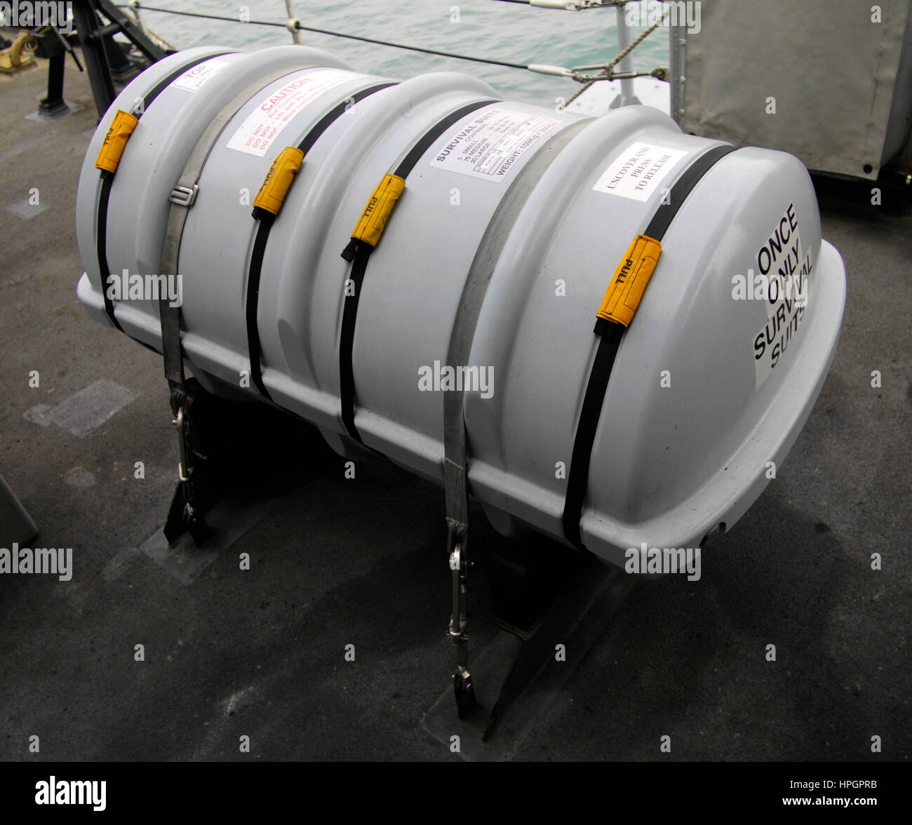 AJAXNETPHOTO - AM MEER, UK TERRITORIALEN GEWÄSSER. -Sicherheit auf See - Rettungsinsel im PACKSACK auf die BOATDECK von einem britischen Kriegsschiff. Foto: JONATHAN EASTLAND/AJAX Ref: D122902 1866 Stockfoto
