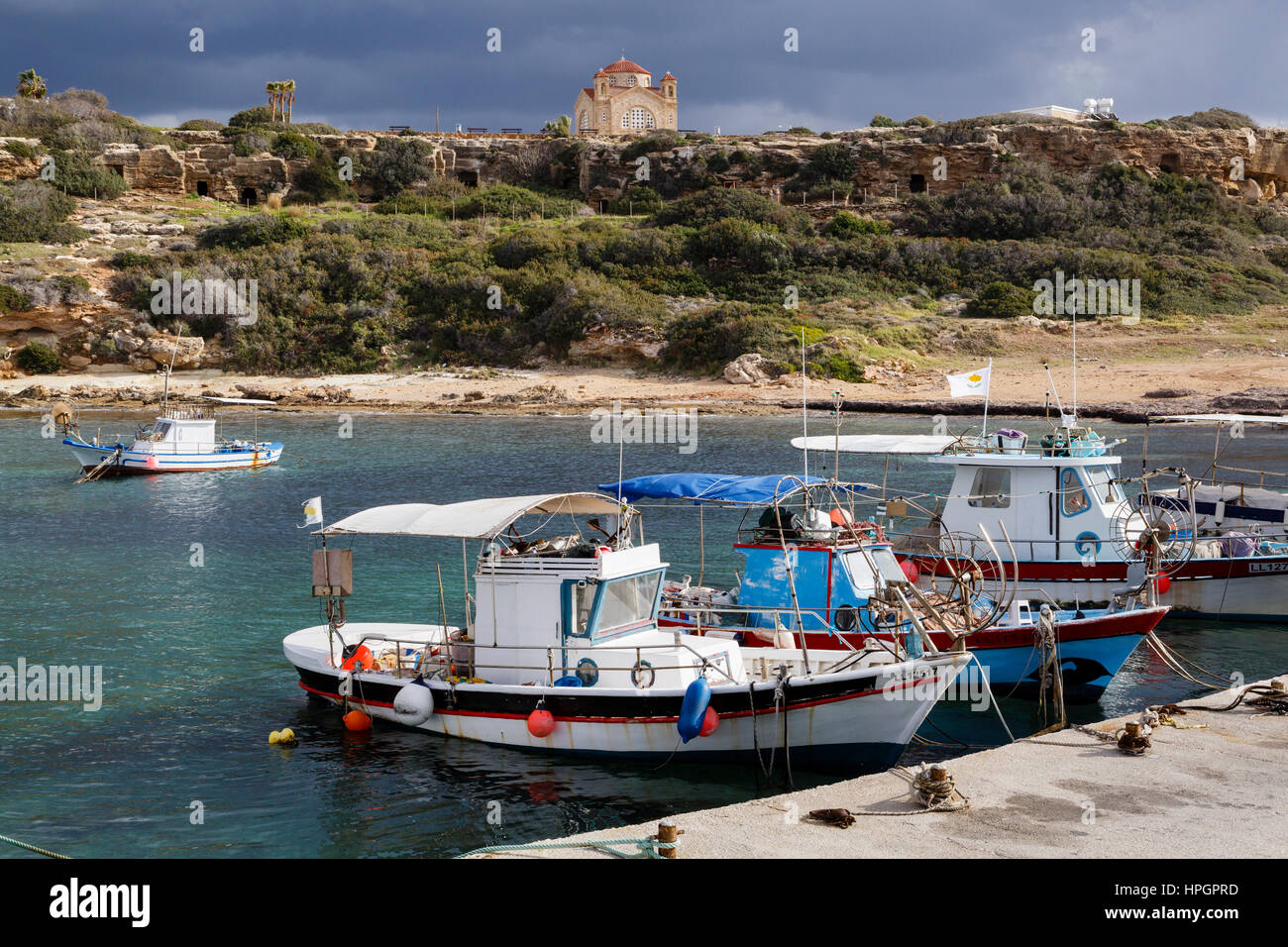 Den Hafen und die Kirche von Agios Georgios, in der Nähe von Pegeia, Zypern Stockfoto