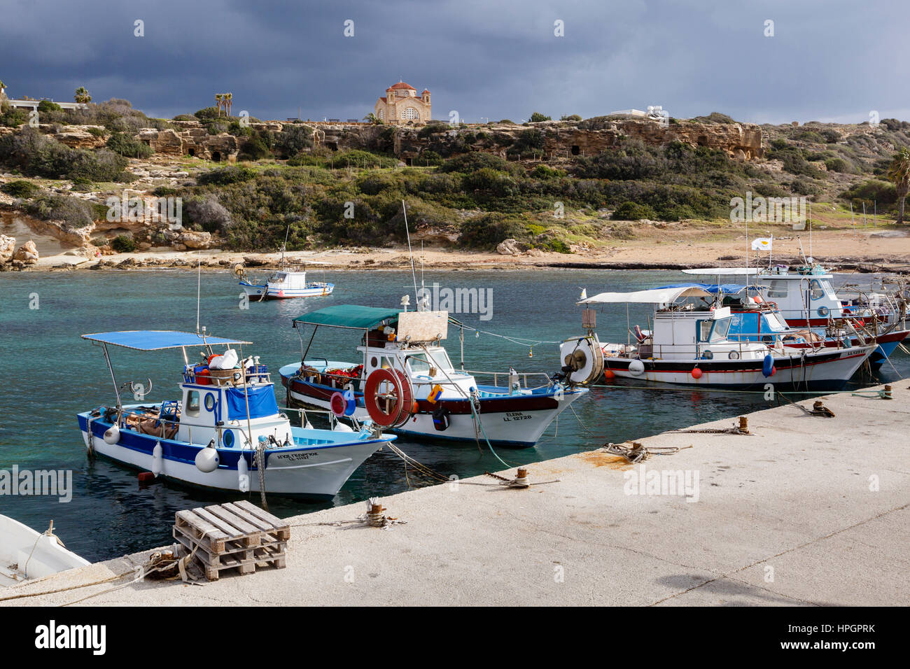 Den Hafen und die Kirche von Agios Georgios, in der Nähe von Pegeia, Zypern Stockfoto