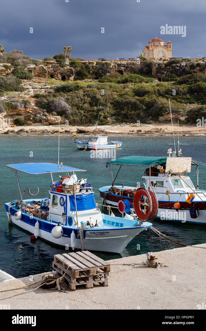 Den Hafen und die Kirche von Agios Georgios, in der Nähe von Pegeia, Zypern Stockfoto