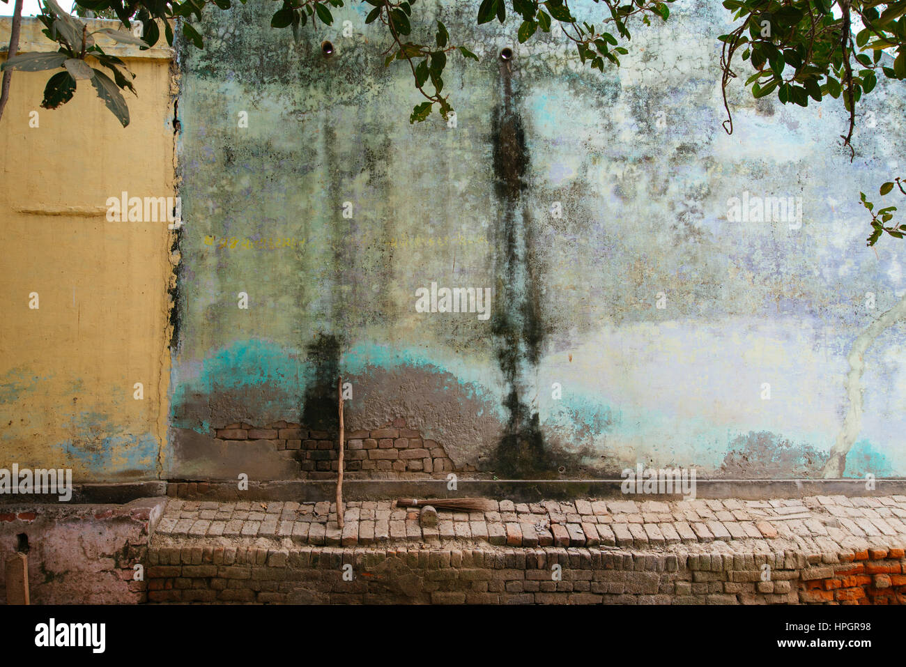 Dorf an der Wand der blauen Farbe verblassen, Indien. Stockfoto