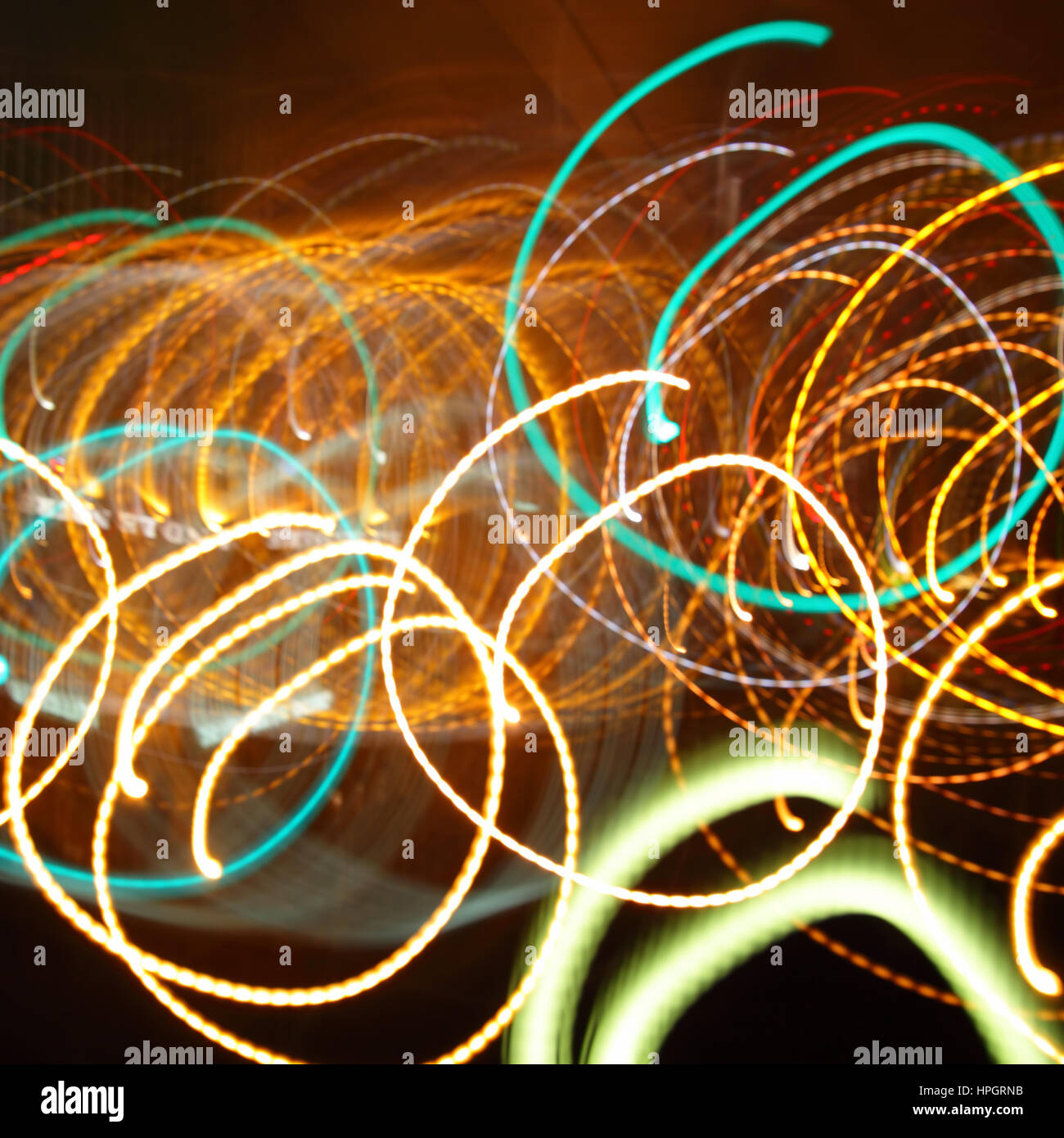 Chaotische Evolventen Spuren der Blitz-Licht - abstrakte Fotohintergrund Stockfoto