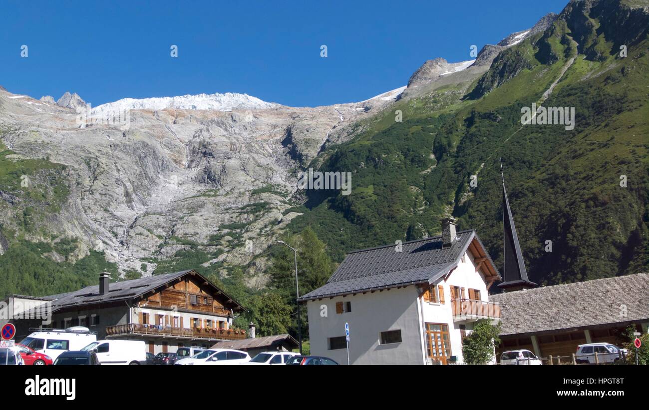 Niedrigen Winkel Blick auf traditionelle Gebäude außen und Berge auf La Tour Chamonix, Mont Blanc, Frankreich Stockfoto