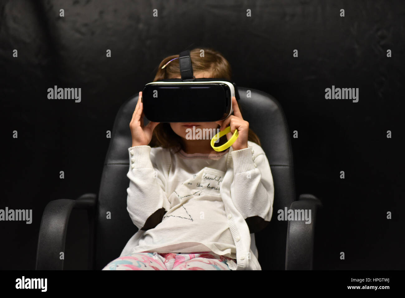 CLUJ-NAPOCA, Rumänien - 7. August 2016: Mädchen versucht virtual-Reality-Samsung Gear VR Kopfhörer und Hand Kontrollen während der virtual-Reality-Exposition am Stockfoto