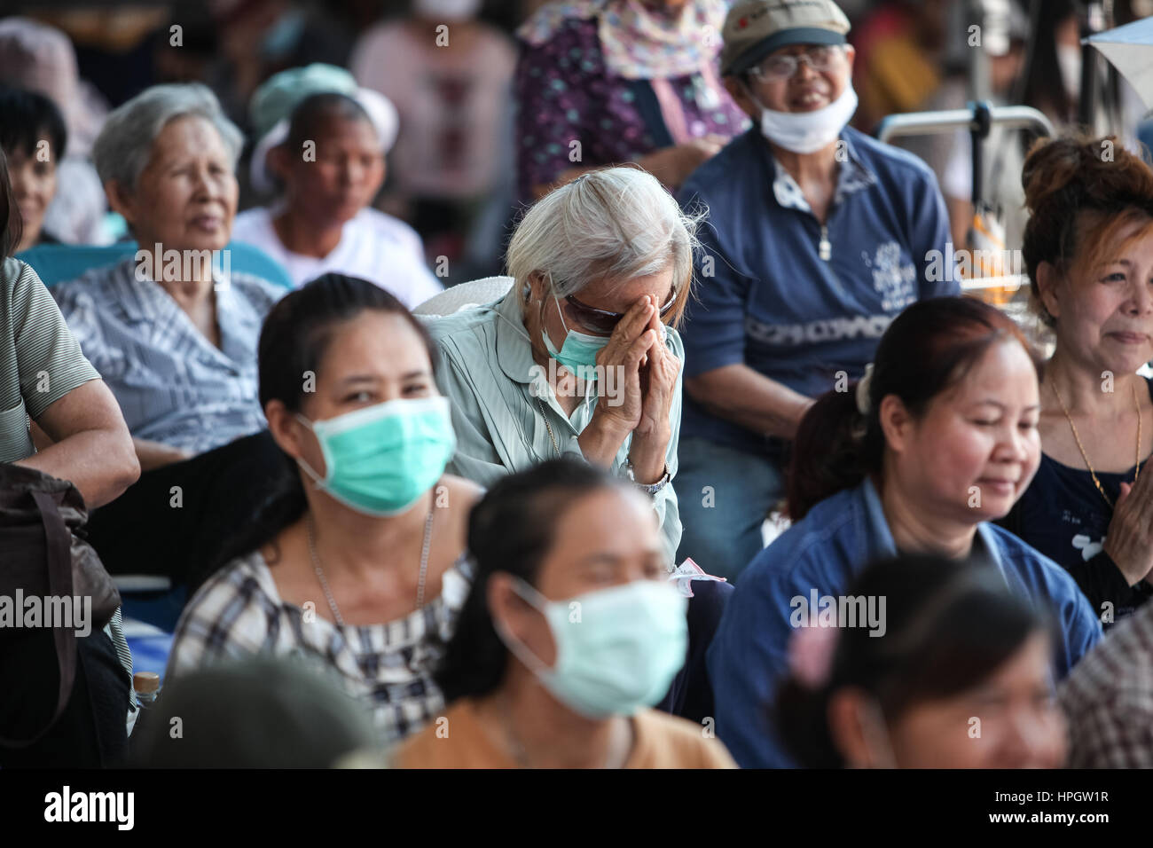 Mönche und Anhänger am äußeren Wat Phra Dhammakaya in Khlong Luang district in Pathum Thani, Thailand Credit: PACIFIC PRESS/Alamy Live News Stockfoto