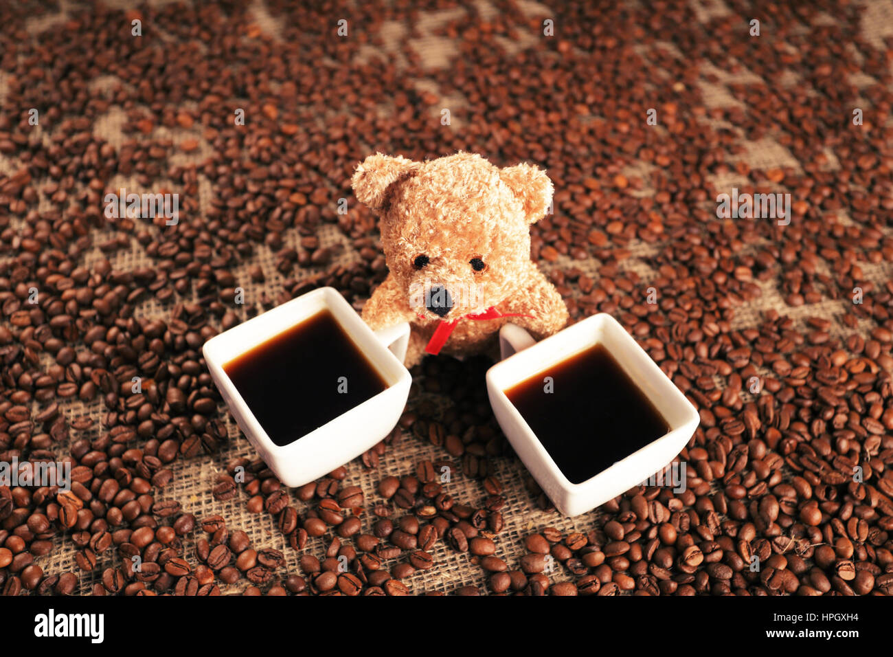 Kaffee-Liebe, braunen Kaffeebohnen und Bär Stockfoto