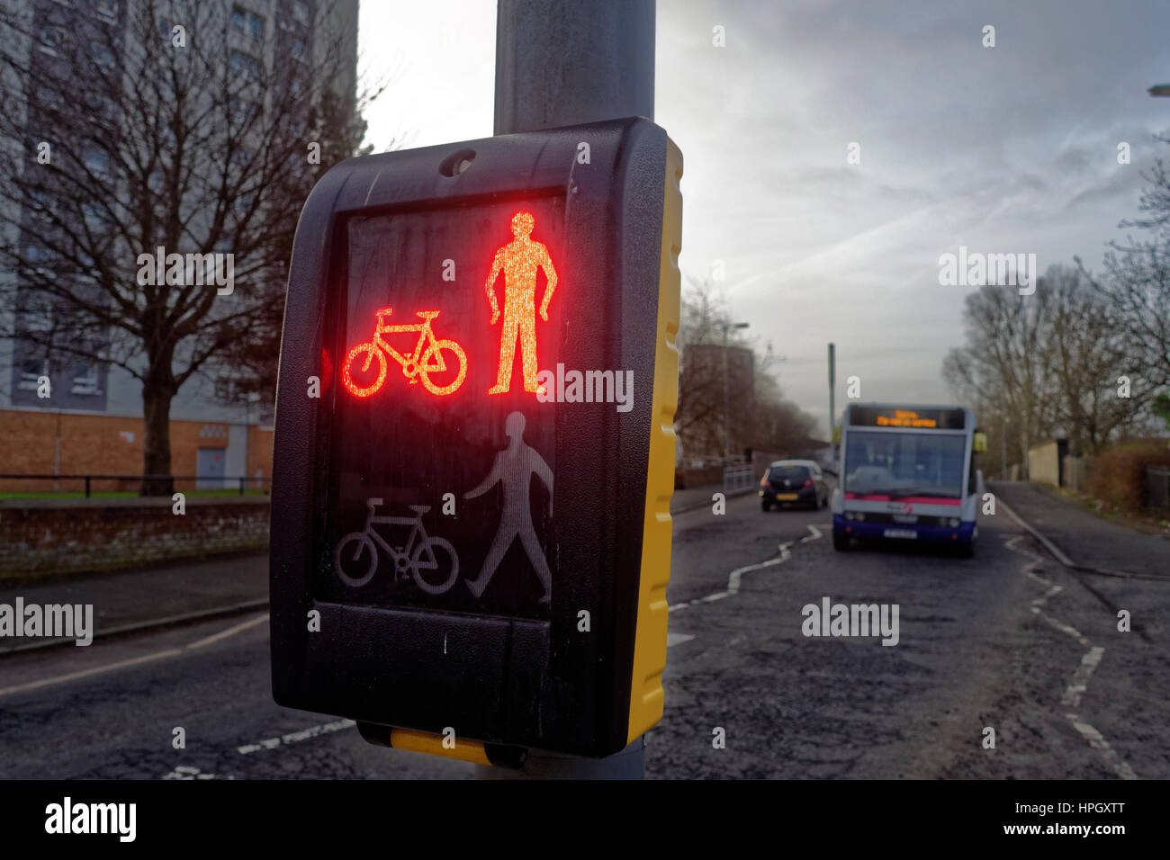 rotes Licht für Radfahrer und Fußgänger mit Bus nähert sich Stockfoto