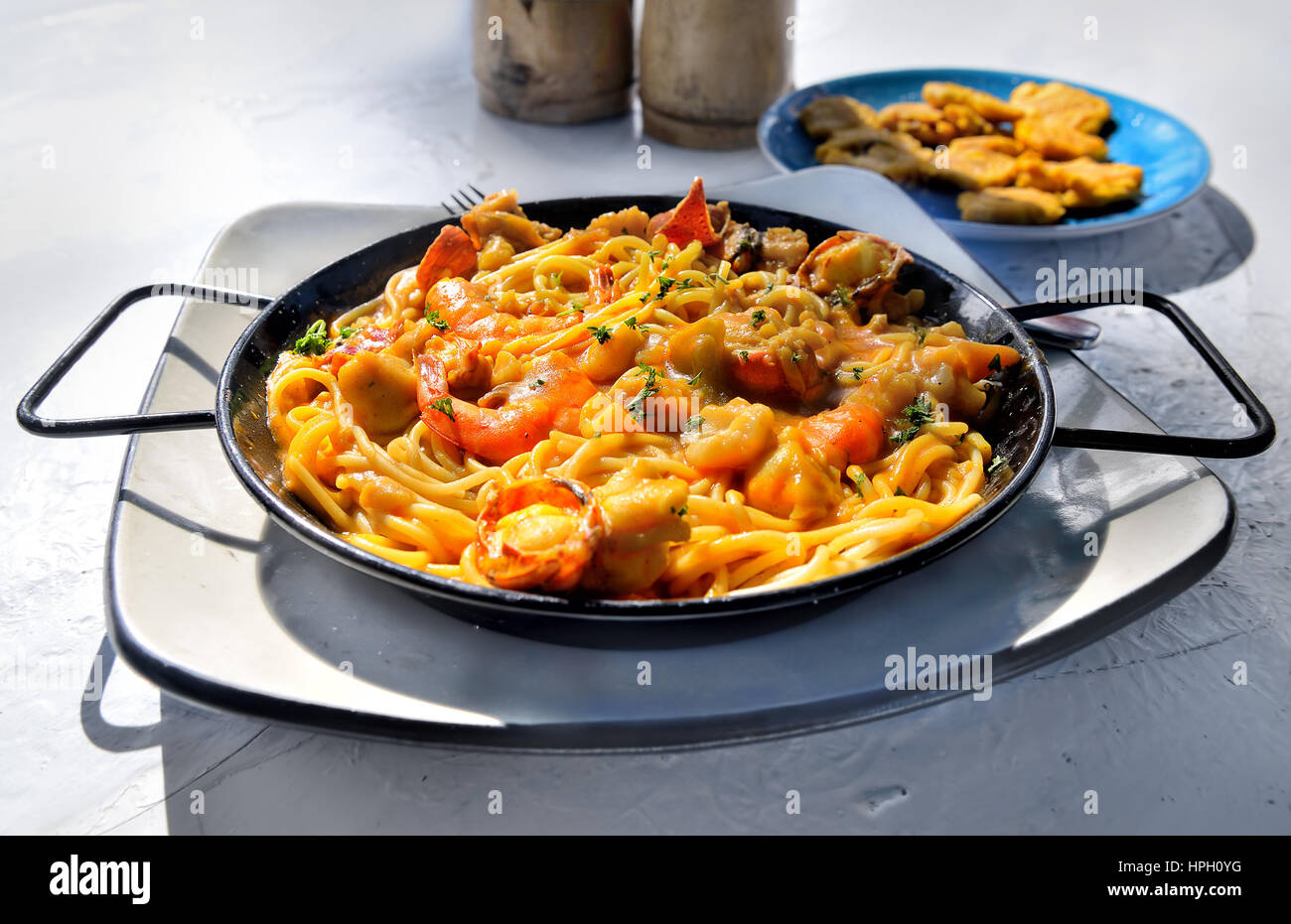 Pasta mit Meeresfrüchten. Spaghetti mit Muscheln, Garnelen, Meeresfrüchte-Cocktail. Dominikanische Republik Stockfoto