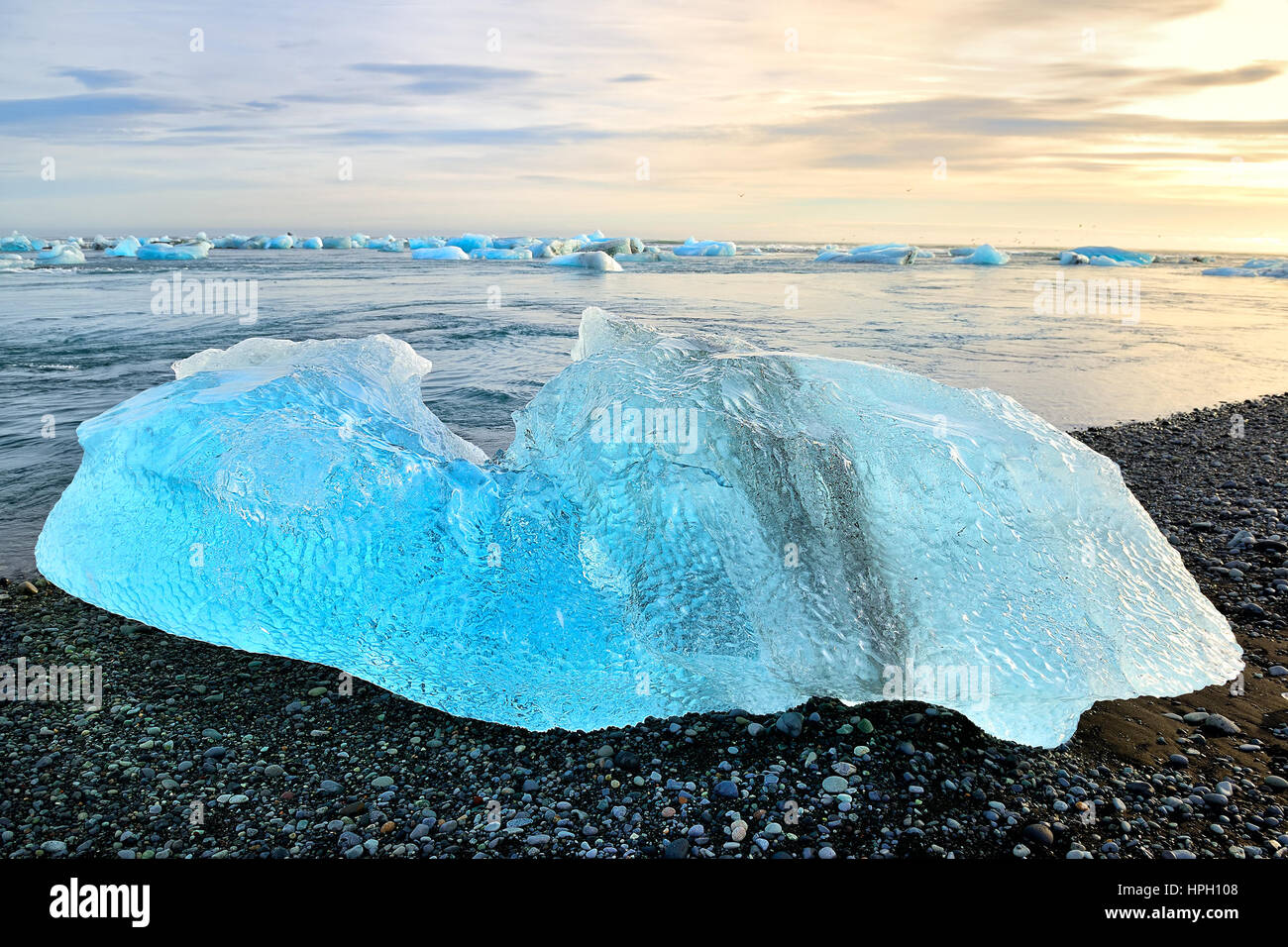 Eisberg im Kristall schwarz Beach im Süden Islands, Jökulsárlón Glacial Lagune Stockfoto