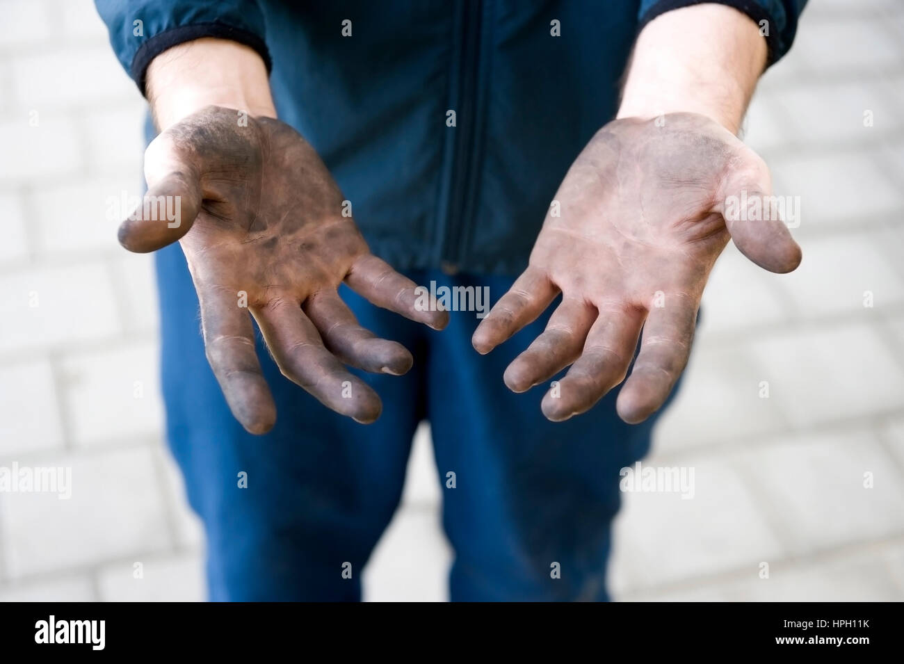 Model Release, Handwerker Mit Aktion Haenden - Arbeiter mit schmutzigen Händen Stockfoto