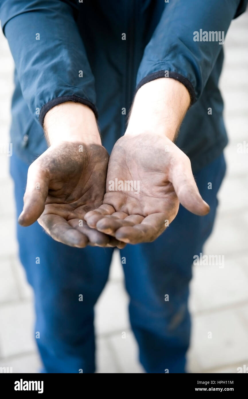 Modell veröffentlicht, Handwerker Bittet Mit Aktion Haenden äh Geld, Symbolbild Schwarzarbeiter - Arbeiter mit schmutzigen Händen Stockfoto