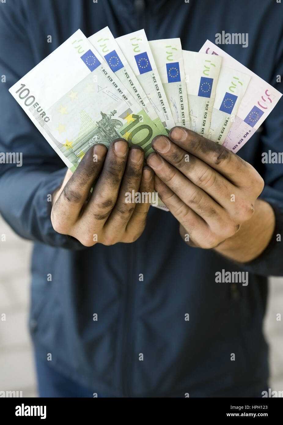Model Release, Symbolbild Schwarzgeld, Arbeiter Mit Aktion Haenden Haelt Geldscheine - symbolisch für Schwarzgeld Stockfoto