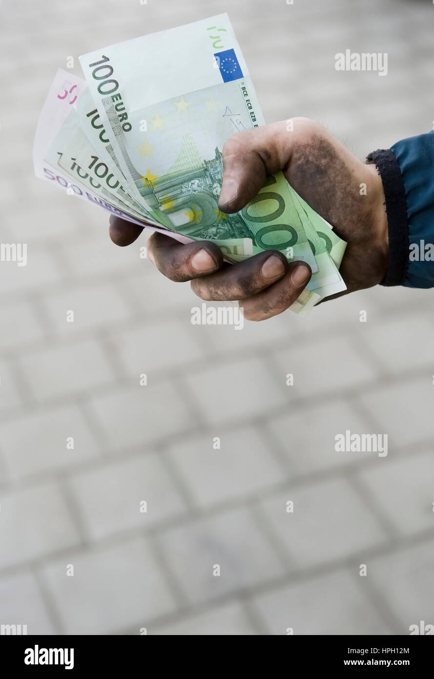 Model Release, Symbolbild Schwarzgeld, Arbeiter Mit Aktion Haenden Haelt Geldscheine - symbolisch für Schwarzgeld Stockfoto