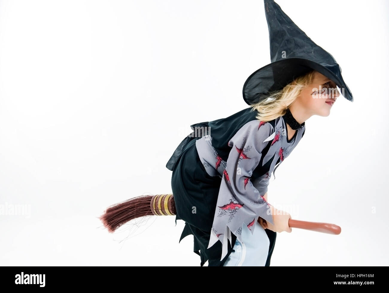 Model Release, näher Im Hexenkostuem Auf Hexenbesen - Mädchen in Hexenkostüm Halloween Stockfoto