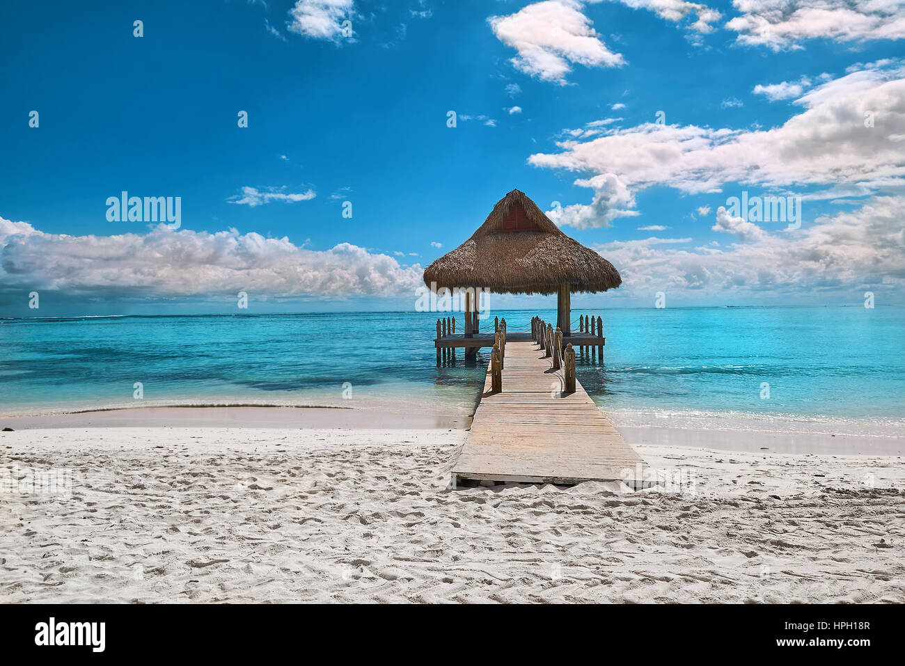 Tropische Landschaft. Palme Strand mit türkisblauem Wasser und weißem Sand. Tropischen Urlaub. Einen erholsamen tropischen Urlaub. Tropische Idylle. Stockfoto