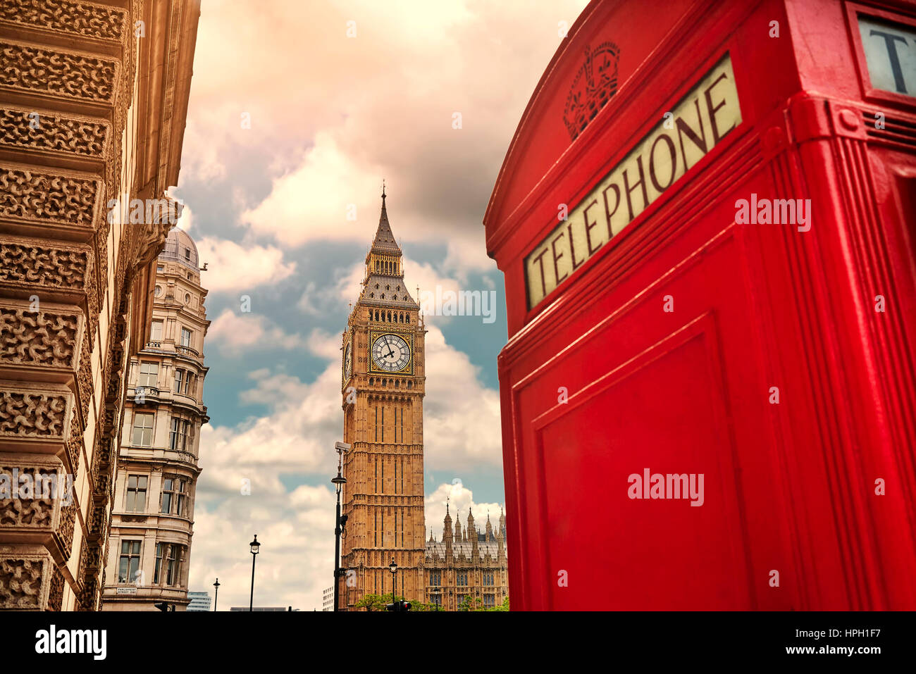 London - Big Ben-Turm und eine rote Telefonzelle. Vintage Film Filter. Instagram-Filter. Stockfoto