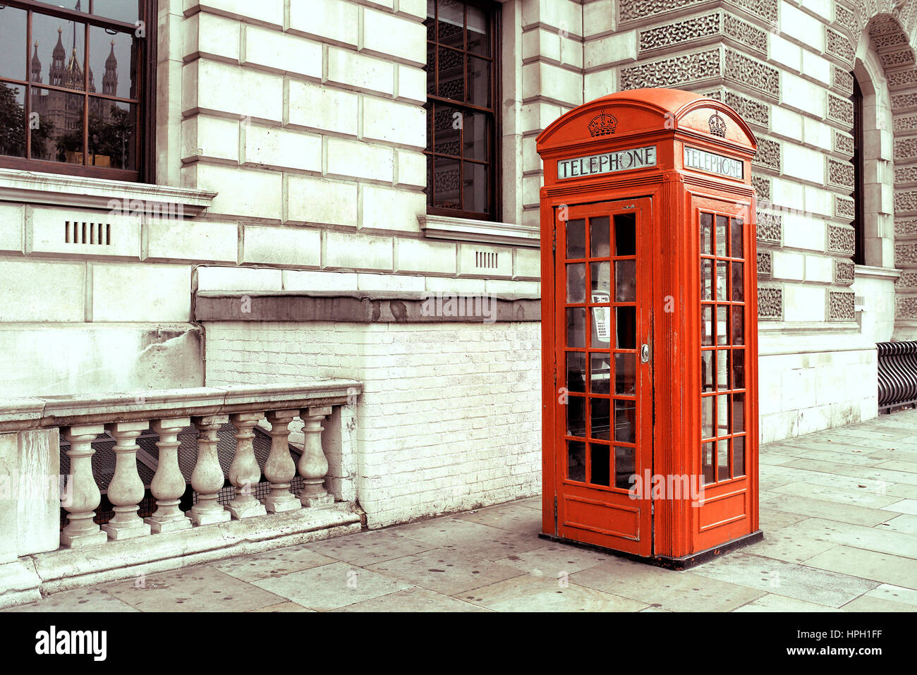 Rote Telefonzelle in London, Vereinigtes Königreich, Stockfoto