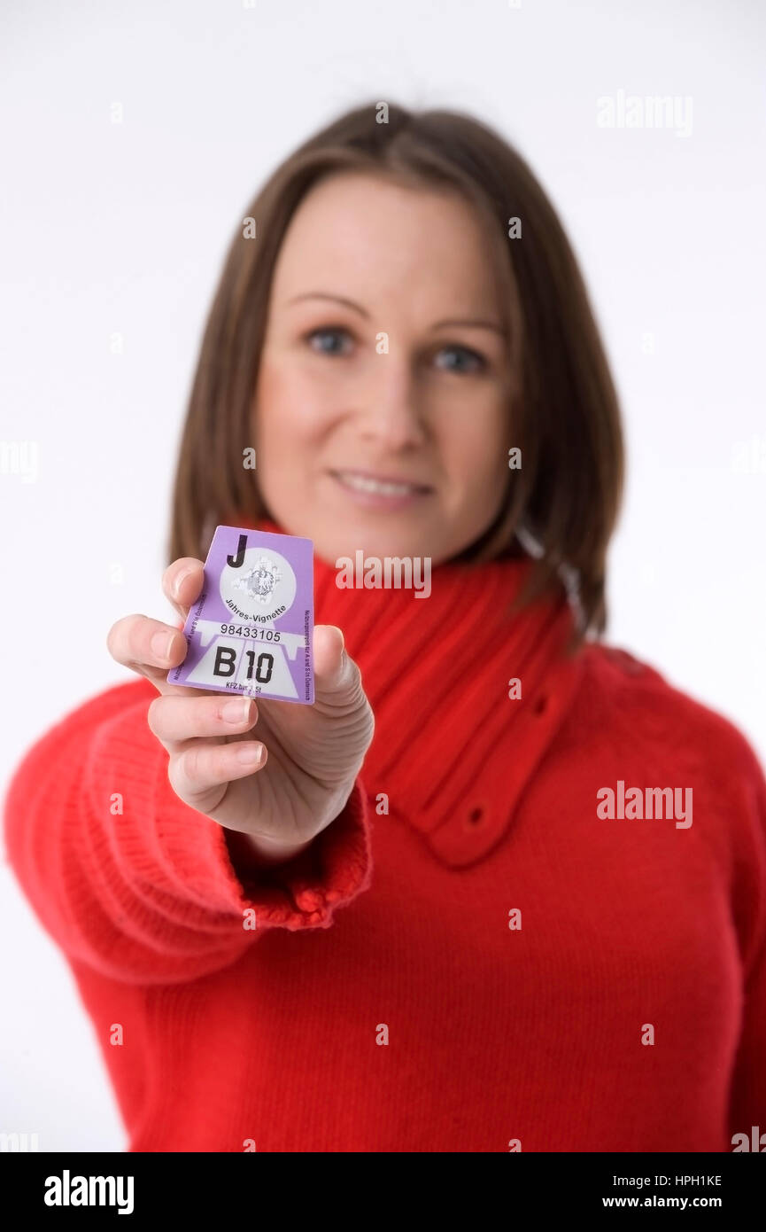 Model Release, Frau Mit Oesterreichischer Autobahnvignette 2010 - Frau mit österreichischen vignette Stockfoto