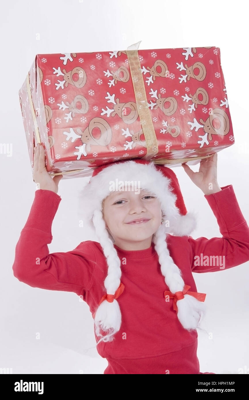 Modell veröffentlicht, näher Mit Weihnachtsmuetze Und Weihnachtsgeschenk - Weihnachten-Mädchen mit präsentieren Stockfoto