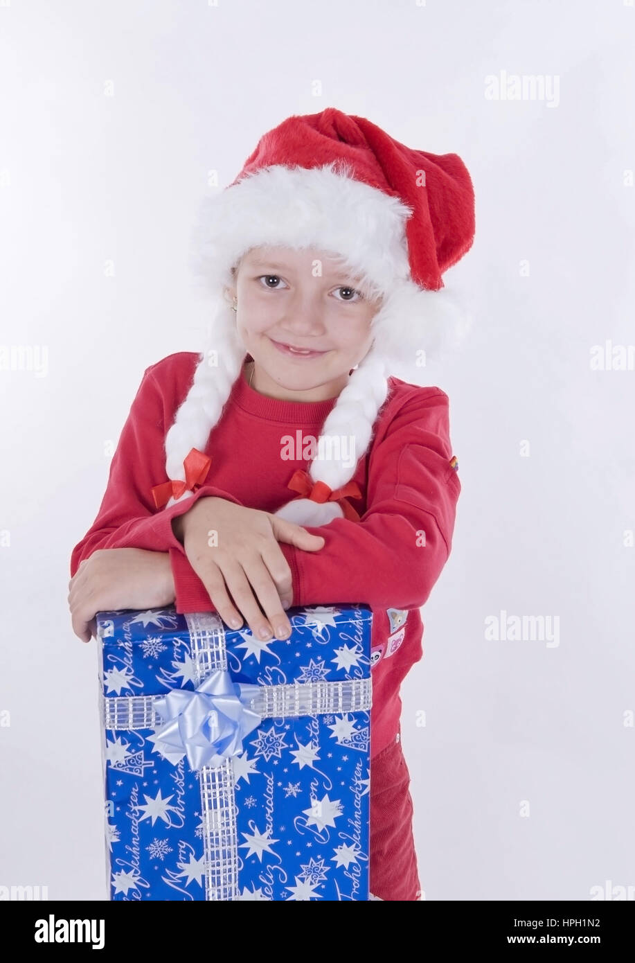 Modell veröffentlicht, näher Mit Weihnachtsmuetze Und Weihnachtsgeschenk - Weihnachten-Mädchen mit präsentieren Stockfoto
