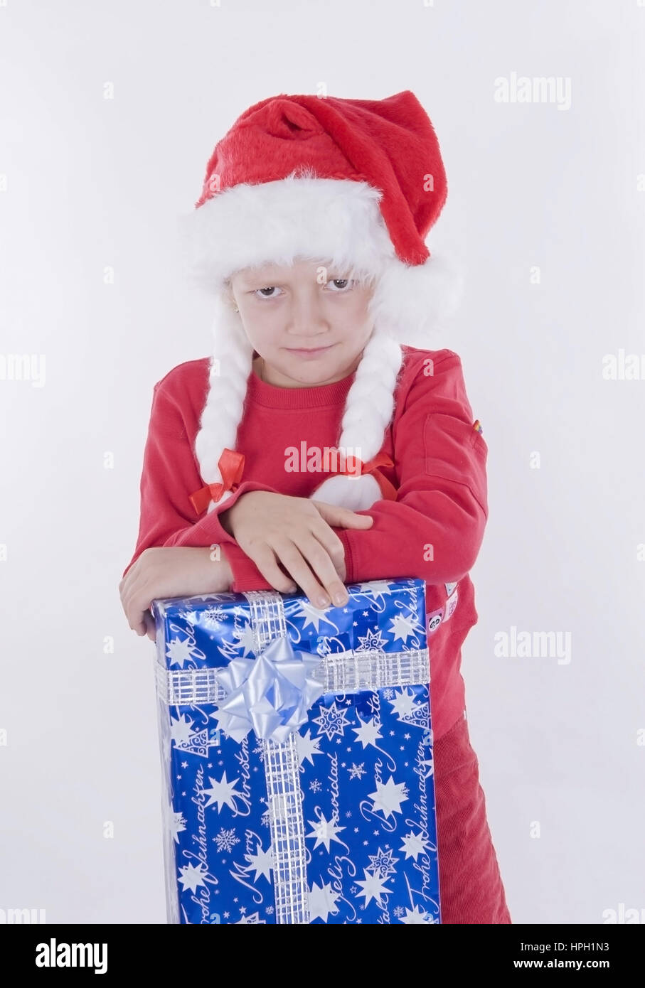 Modell veröffentlicht, näher Mit Weihnachtsmuetze Und Weihnachtsgeschenk - Weihnachten-Mädchen mit präsentieren Stockfoto
