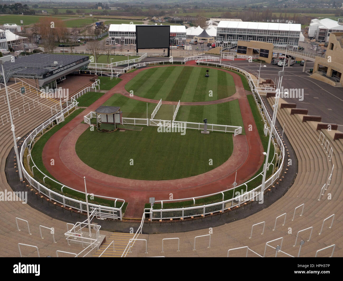 Eine Luftaufnahme von der Parade Ring und Gewinner-Gehäuse vor dem Festival treffen in Cheltenham Racecourse. Stockfoto