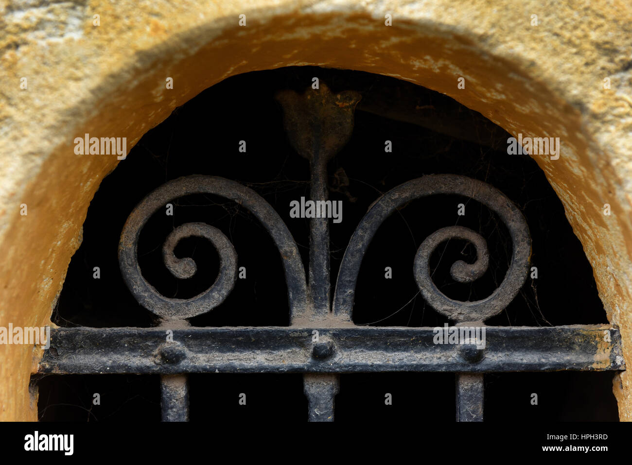 Geschmiedete Metallgitter auf ein Kellerfenster Stockfoto