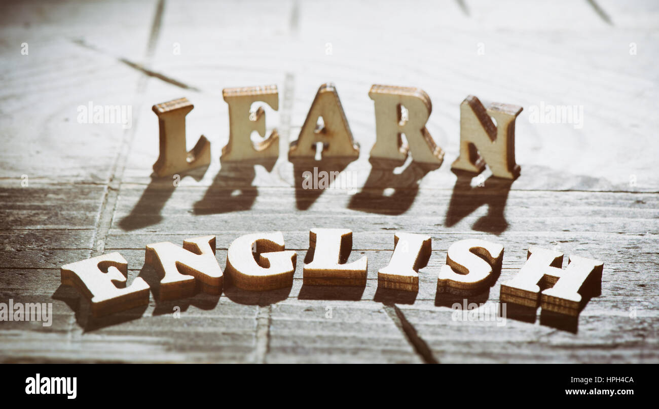 Wort lernen Englisch mit Holzbuchstaben hergestellt. Bildungskonzept Stockfoto