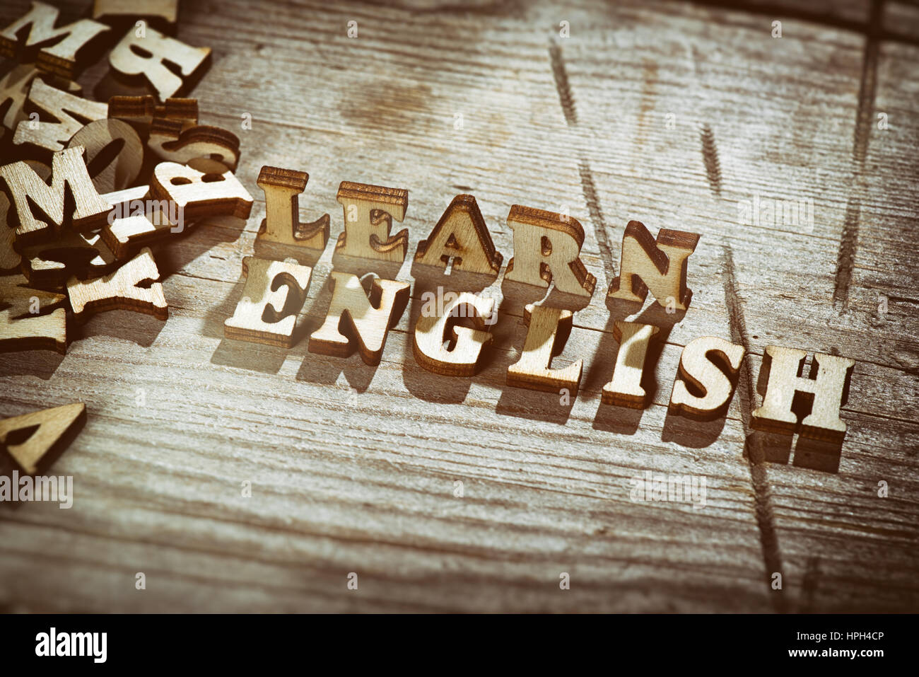 Wort lernen Englisch mit Holzbuchstaben hergestellt. Bildungskonzept Stockfoto