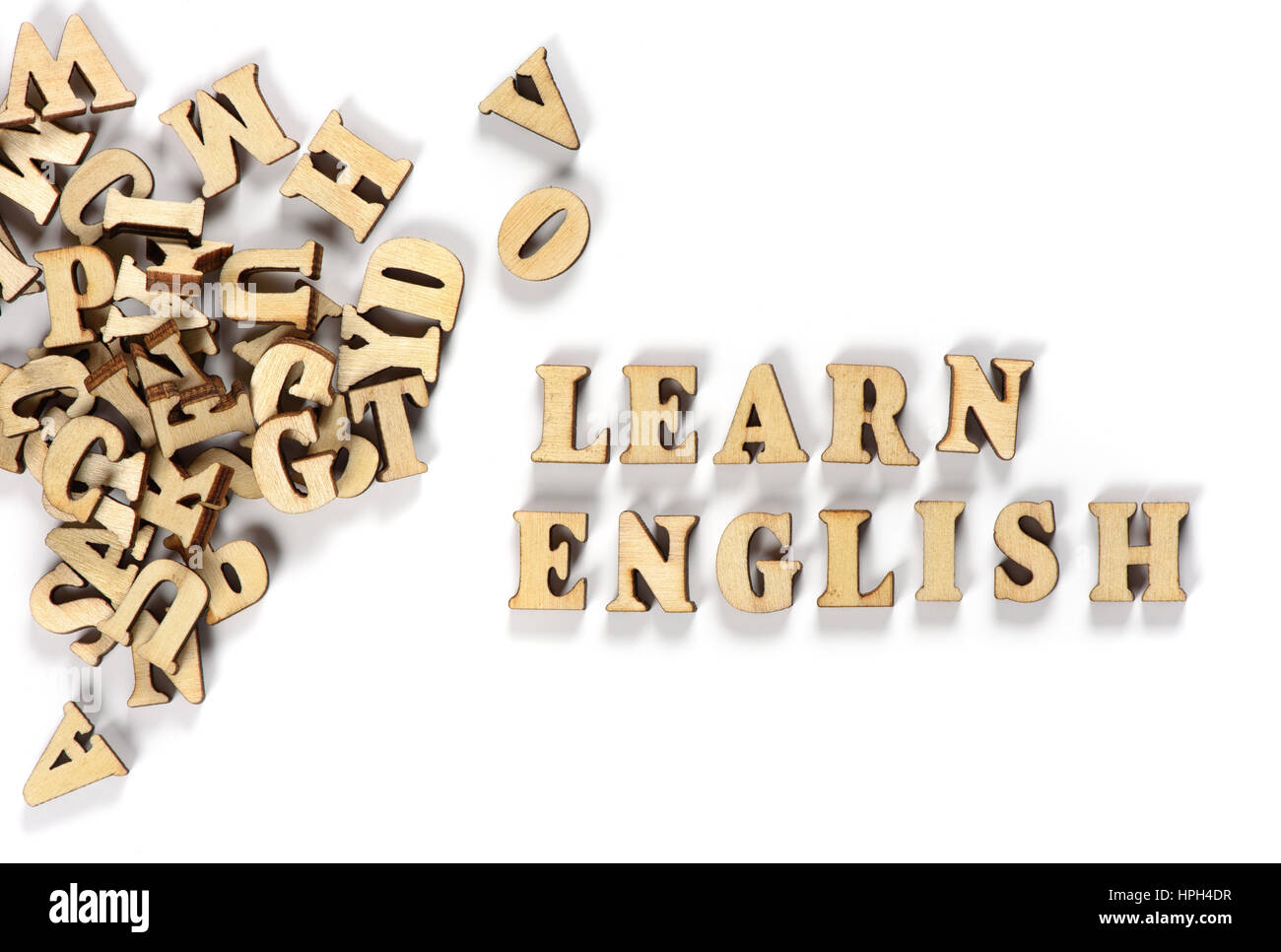 Untersuchen Sie die englische Sprache. Holzbuchstaben. Learning-Konzepts. Isoliert auf weiss Stockfoto