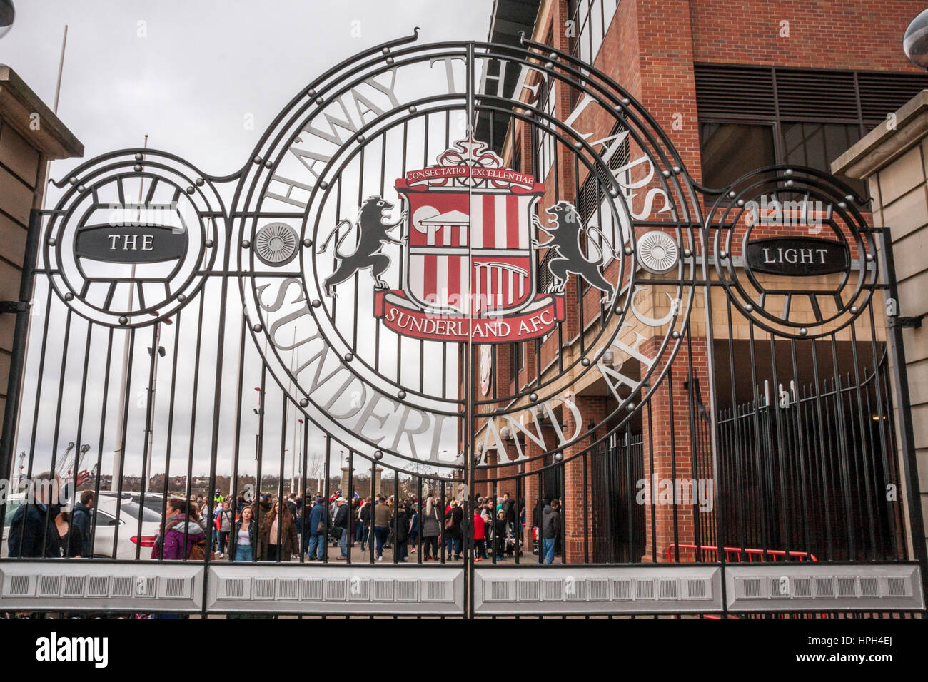Fans außerhalb Stadium of Light, Sunderland, warten auf die Ankunft der Spieler für ein offenes Training und mit Stadion-Tore Stockfoto