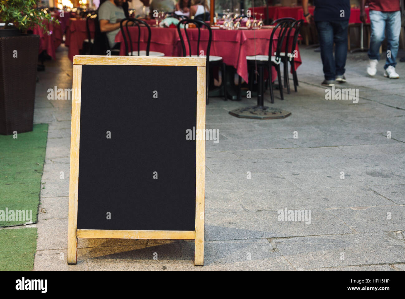 Leeres Restaurant Menü Tafel mit verschwommenen Leute sitzen am Tisch im Hintergrund Stockfoto