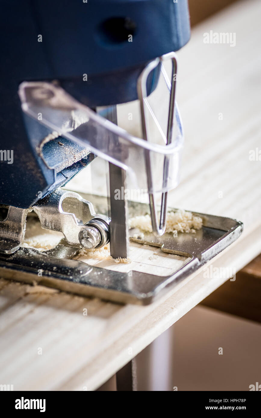 Sägen von Holz mit Theelectric Zimmermann sah - Laubsäge DIY Konzept Stockfoto