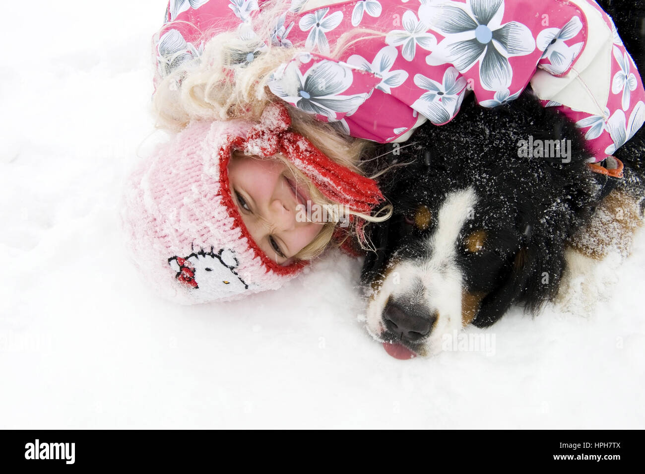 Näher Mit Hund Im Schnee - Mädchen mit Hund im Schnee, veröffentlichte Modell Stockfoto